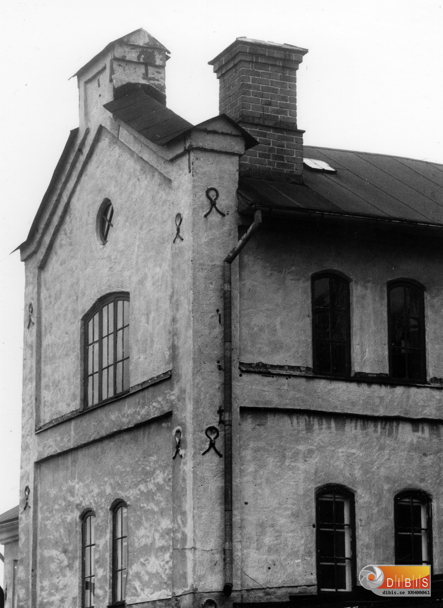 Hus 3001 "Bruksboa" före detta byggnadsavdelning och centralgarage låg bakom bensinstationen i Ljusne och byggdes på 1860-talet av Ljusne sågverk troligen i samband med anläggandet av Ljusne sågverk 1861 och användes från början till ladugård och därefter som tjärfabrik, murbruksbod, kontor, centralgarage, bilverkstad, arkiv och snickeriverkstad.