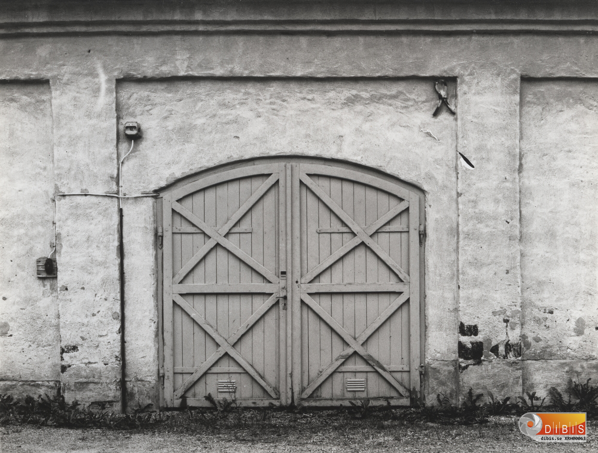 Hus 3001 "Bruksboa" före detta byggnadsavdelning och centralgarage låg bakom bensinstationen i Ljusne och byggdes på 1860-talet av Ljusne sågverk troligen i samband med anläggandet av Ljusne sågverk 1861 och användes från början till ladugård och därefter som tjärfabrik, murbruksbod, kontor, centralgarage, bilverkstad, arkiv och snickeriverkstad.
