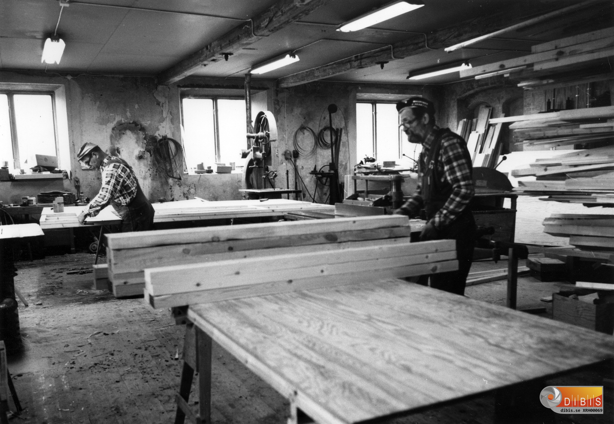 Snickarverkstaden i hus 3001 "Bruksboa" före detta byggnadsavdelning och centralgarage låg bakom bensinstationen i Ljusne och byggdes på 1860-talet av Ljusne sågverk troligen i samband med anläggandet av Ljusne sågverk 1861 och användes från början till ladugård och därefter som tjärfabrik, murbruksbod, kontor, centralgarage, bilverkstad, arkiv och snickeriverkstad.