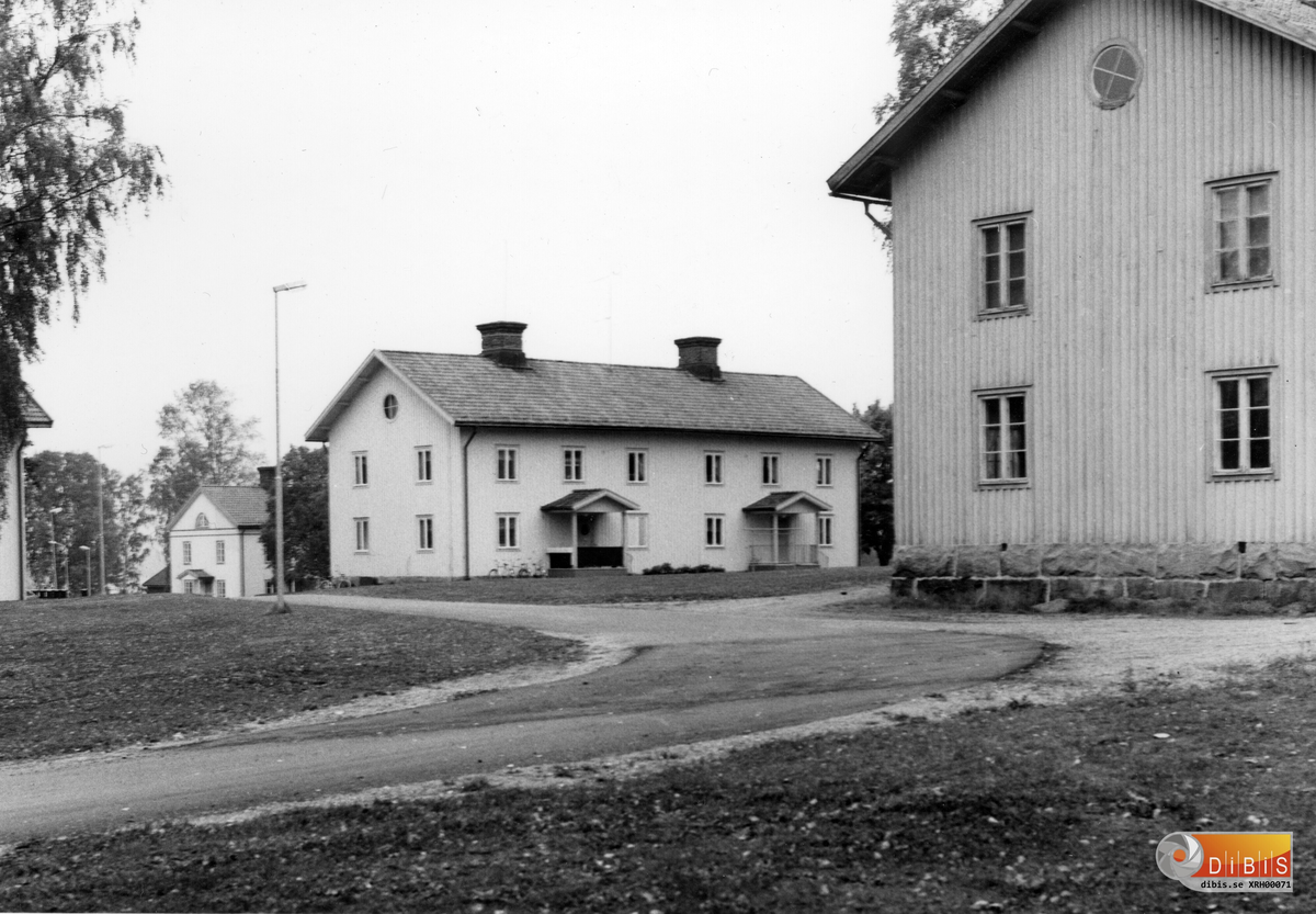 Hus 150 längst ut till höger "Lappstaden" med adress Kubbvägen 7 Ala Ljusne byggdes omkring 1885 av Bergvik och Ala AB och användes från början som arbetarbostäder. Byggnaden är en av flera av samma typ i området "Lappstaden" som uppfördes i samband med en utbyggnad av Ala sågverk år 1885.
