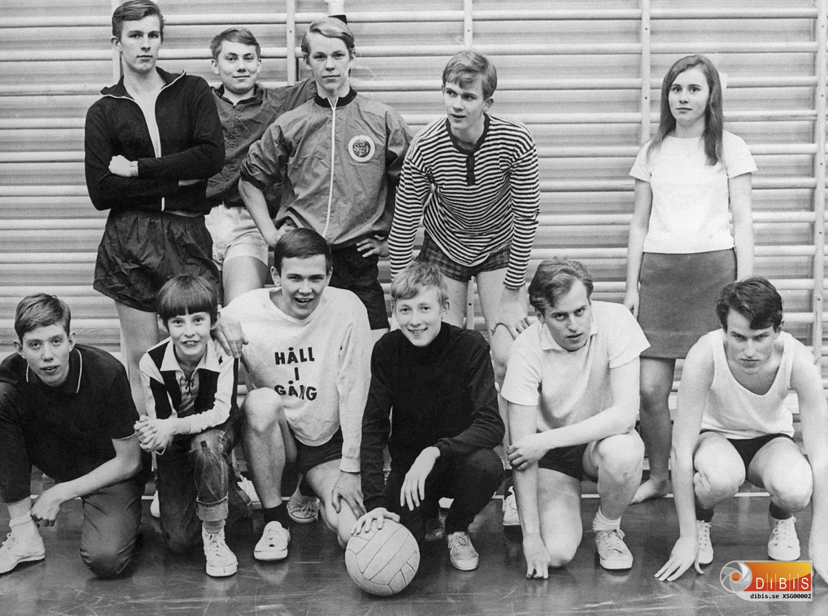 Idrottande ungdomar på Ljusne sporthall, fotbollsträning.

Främre raden från vänster:
1. Peter Rothelius
2. Mikael Gäfvert
3. Yngve Nilsson
4. Hans Jonsson
5. Anders Nordin
6. Yngve Nordin
Bakre raden från vänster:
1. Rolf Wigert
2. Lennart Ehrvall
3. Nils Rundqvist
4. Lars Matsson
5. Benita Håkansson