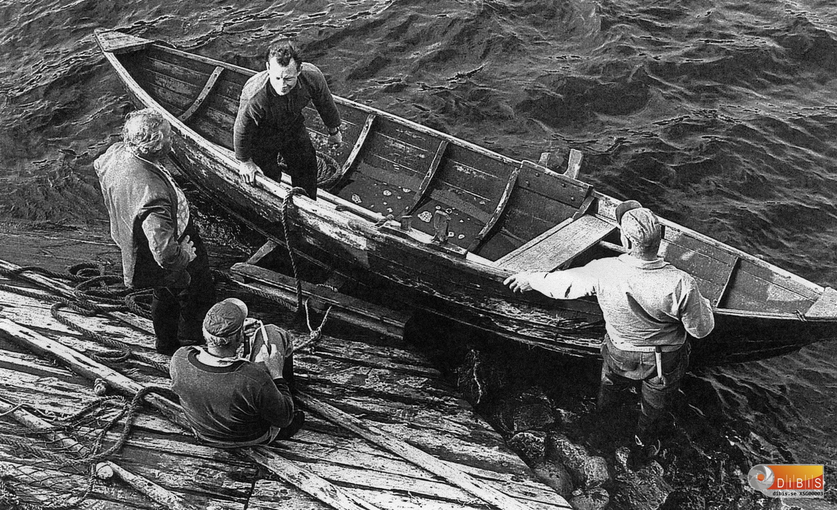 Laxfiske i Ljusnan, vid Slaggvarpet nedanför Hyttan på Söder i Ljusne.
Från vänster med ryggen mot kameran; Erik Nilsson, Bror Lundberg, Erik Skoglund. Bengt Blomqvist i ekan.