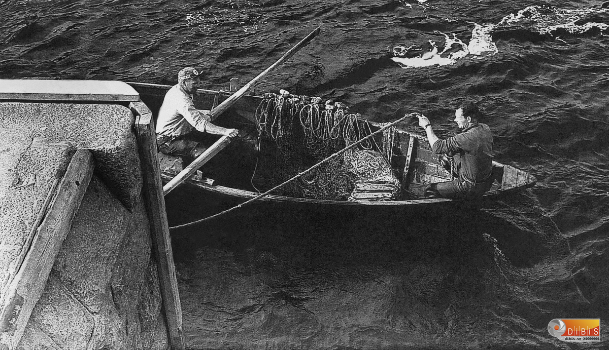 Laxfiske i Ljusnan, vid Slaggvarpet nedanför Hyttan på Söder i Ljusne.
Fr. vänster; Erik Skoglund och Bengt Blomqvist.