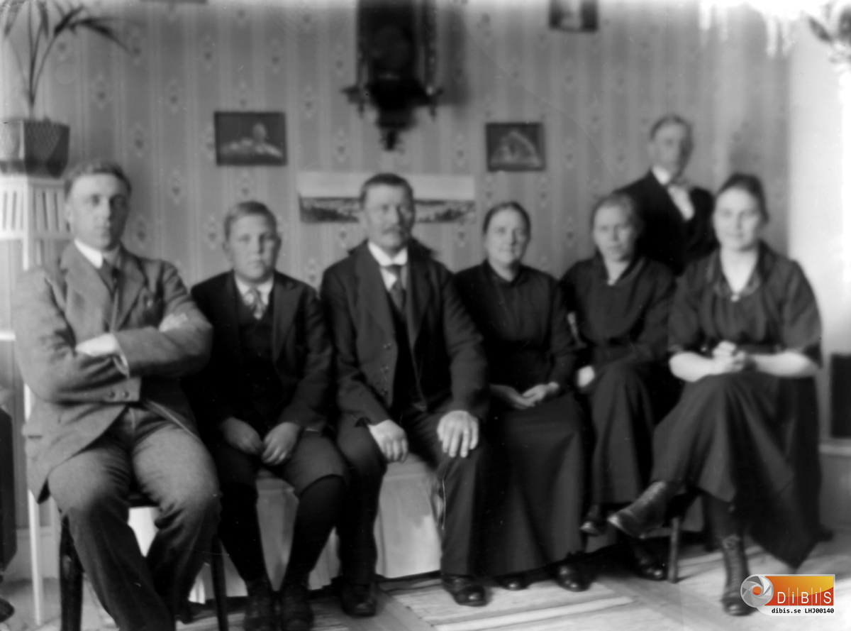 Familjen Persson från Ala bestående av:

Från vänster:
1.  Evald Persson
2.  Gustav Persson
3.  Pappa Karl "Persa" Persson
4.  Mamma Augusta Persson
5.  Tekla Persson
6.  Gunhild Persson

Henning Persson står i bakgrunden.