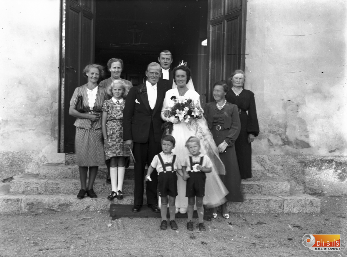 Bilden tagen på trappan till Mo Kyrka
Från höger Betty Åkerlind, Systerdotter till Betty som heter Hildur (Gift med Rune Grims),  Bruden heter Svea (Systerdotter till Betty), Brudgummen Otto Andersson.  Prästen Erik Forsell Mo, Småpojkarna längst fram är okända.