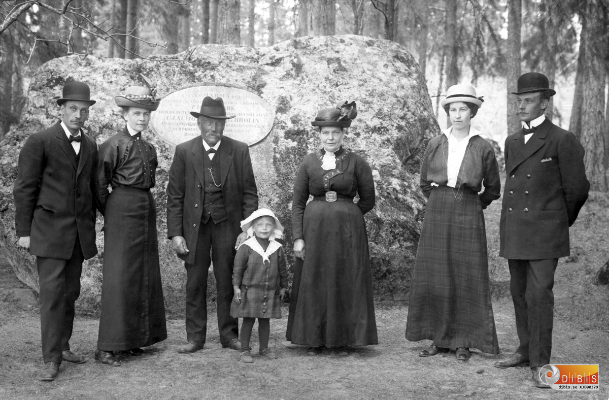 Familjen Petter Lindblad med söner och deras familjer framför herrgårdsstenen.
Fr v; Viktor, Maja, Petter, Milred, Marta, Gerda och Johan.
Petter Lindblad född 26/2 1852 i Börstill, död 8/4 1928. Kom till Marma från Edebo enligt KB 2/12 1875. Gift 6/4 1879. Yrke Rättare.
Hustru Märta Olsdotter f 25/2 1858 i Sunne död 13/2 1929. Syster med Ivar Östlund.
Söner Viktor f 2/9 1882. och Johan f 28/12 1885.