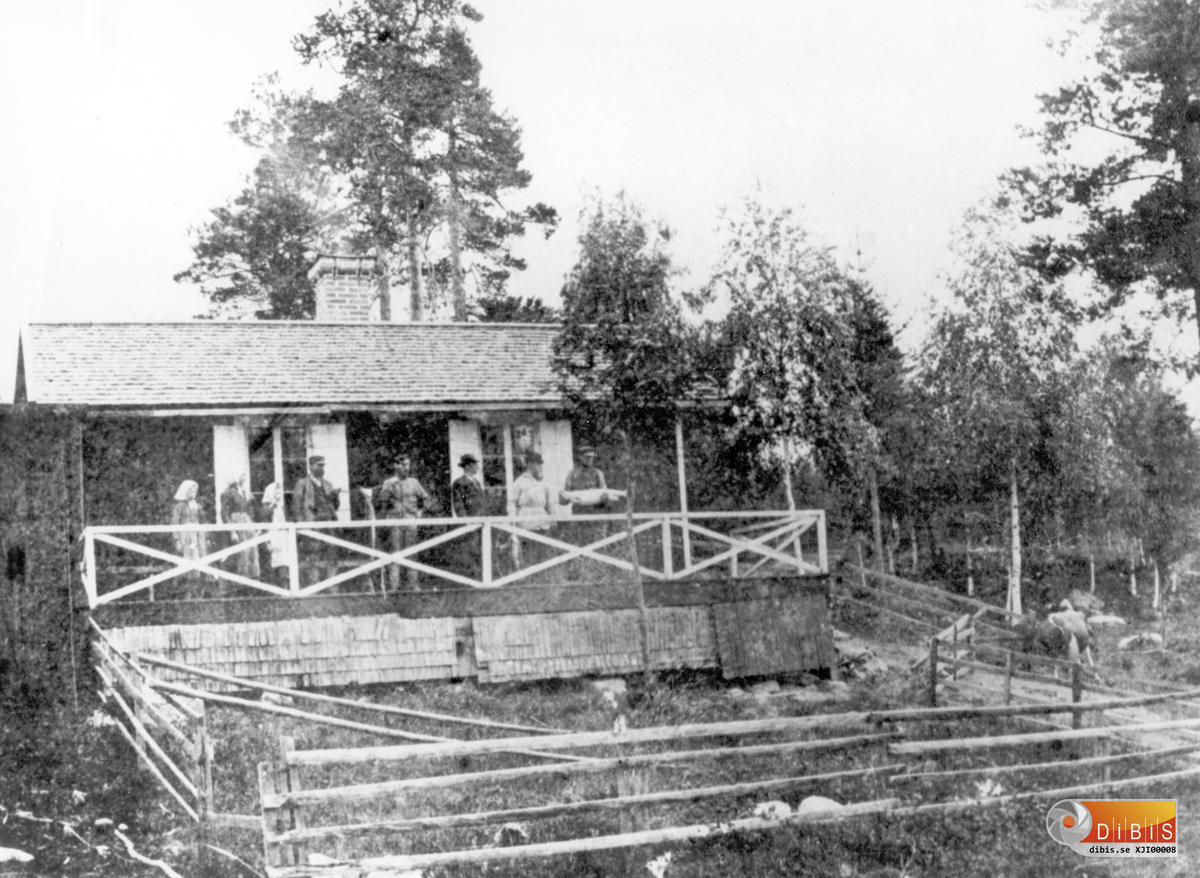 Östergårdens fäbod i Hibo. Bonden Jon Jonsson med laxen samt bl a döttrarna Bricken född 1879, Anna  född 1877och Stina född 1882.