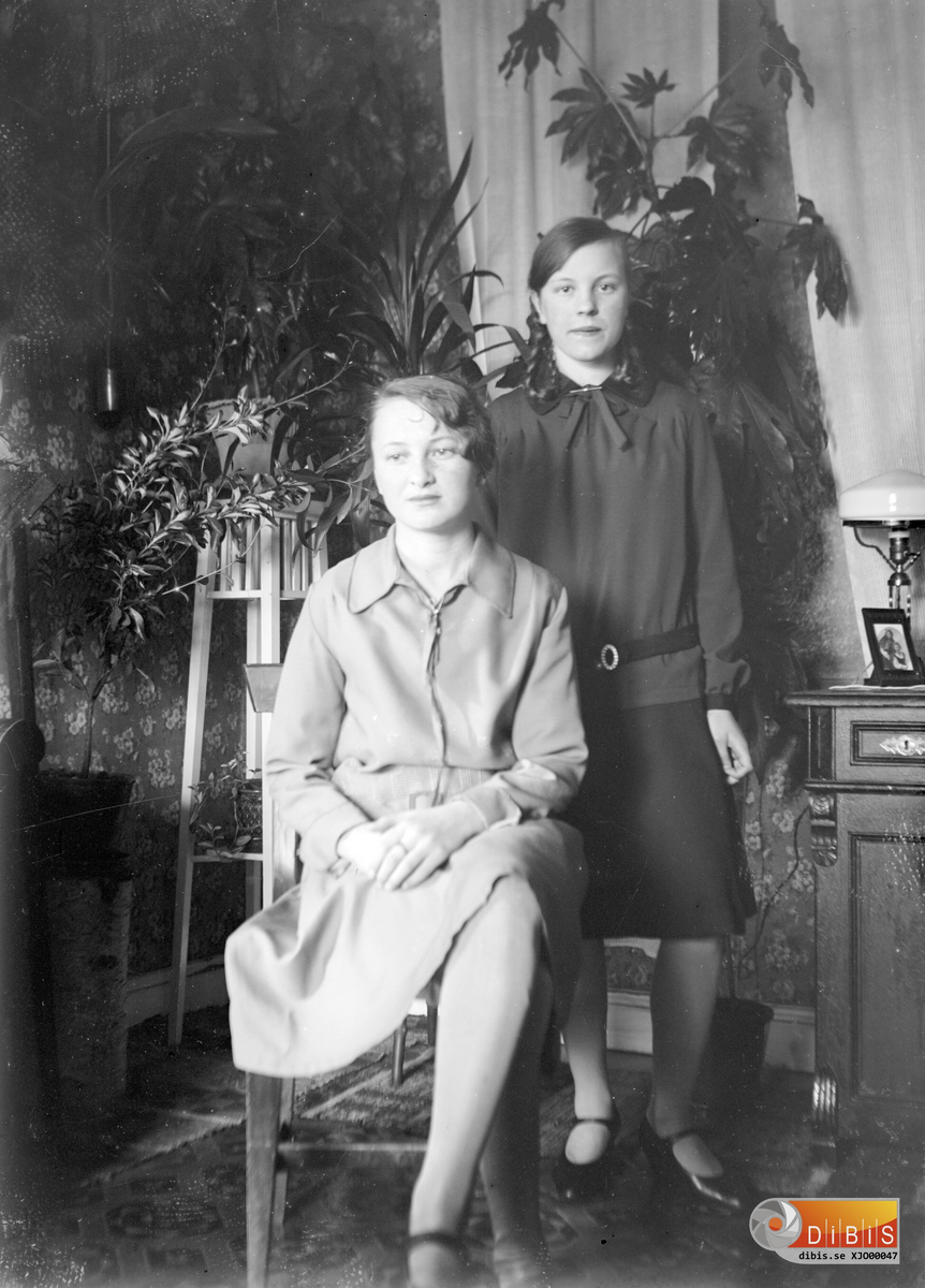 Sittande Eva Rääf. Stående Okänd.
