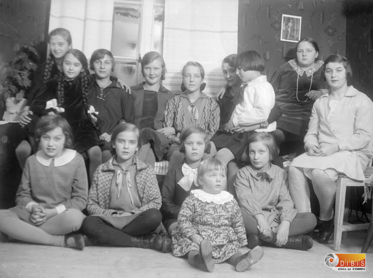 Bakre raden fjärde från v. Olga Olsson.
Femte från vänster bakre raden Sallie Olsson från OLOLS i Näcktjärn, Mo.