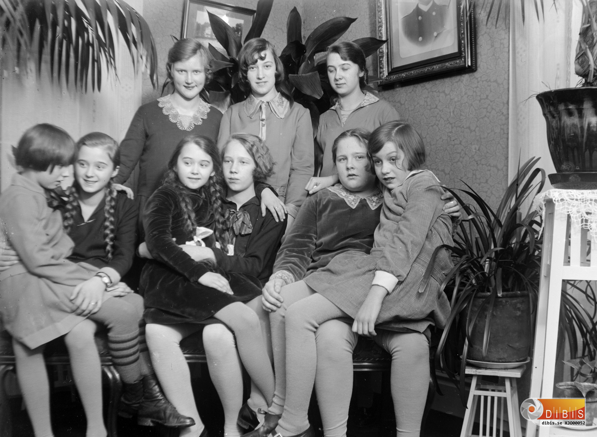 Bakre raden från v. Aina Olsson.
Främre raden från v. Okänd, Asta Jonsson, Karin Jonsson Bodins.