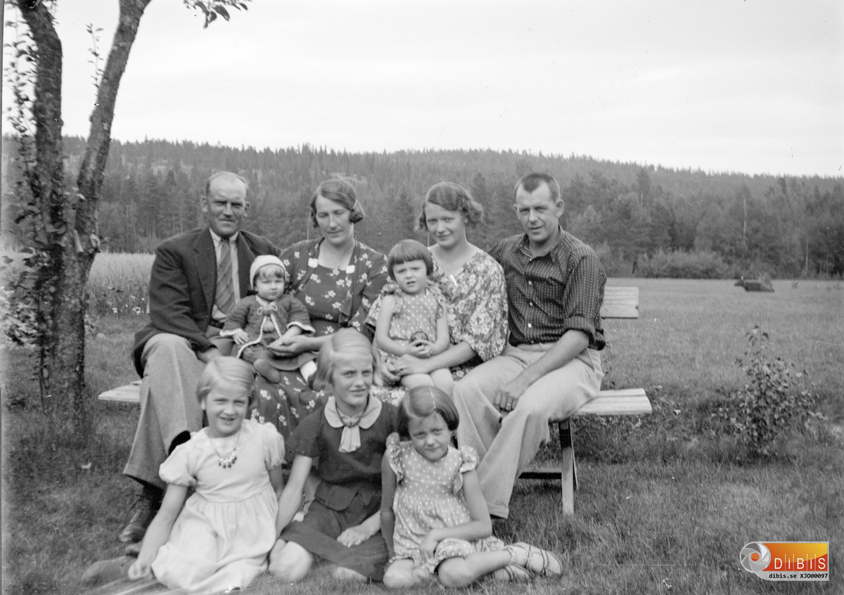Sittande längst till v. Manne Ohlsson. Sittande längst fram i mitten Irene.