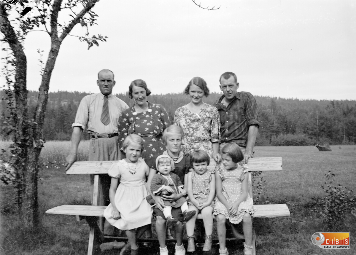 Stående från v. Manne Ohlsson, Ester, Okänd, Jonas ?. Sittande längst fram med barn i knä Irene.
