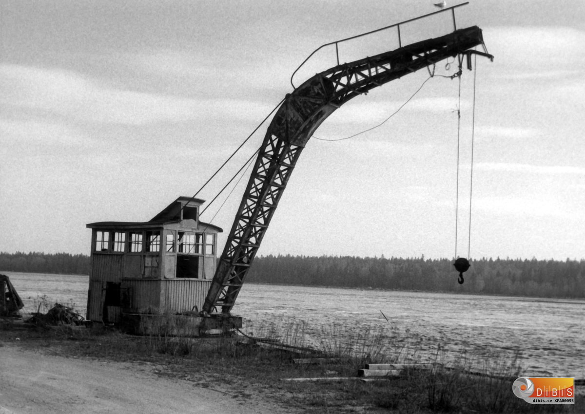 23-5 1977
Malmkran nere vid Ljusnekajen norra sidan.
Med den här kranen har det lossats åtskilligt
med malm och malmslig till Norra Järnverket och Masugnen.