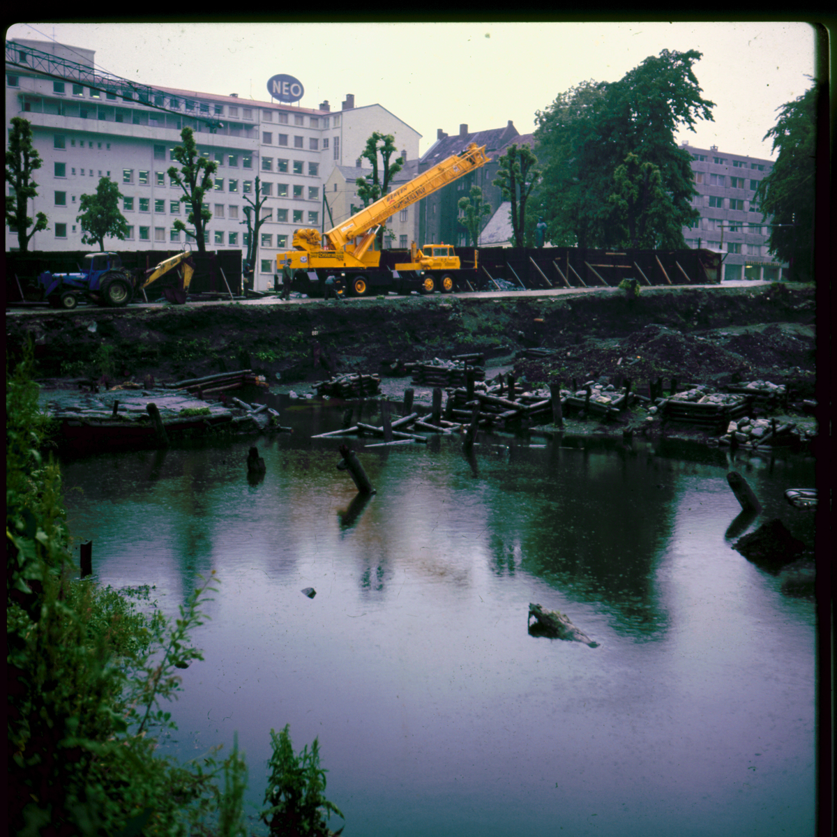 Stor kran v/feltet for montering av byggekran.