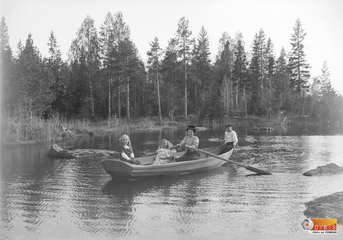 Damen är Kristina Uhlin med barn.