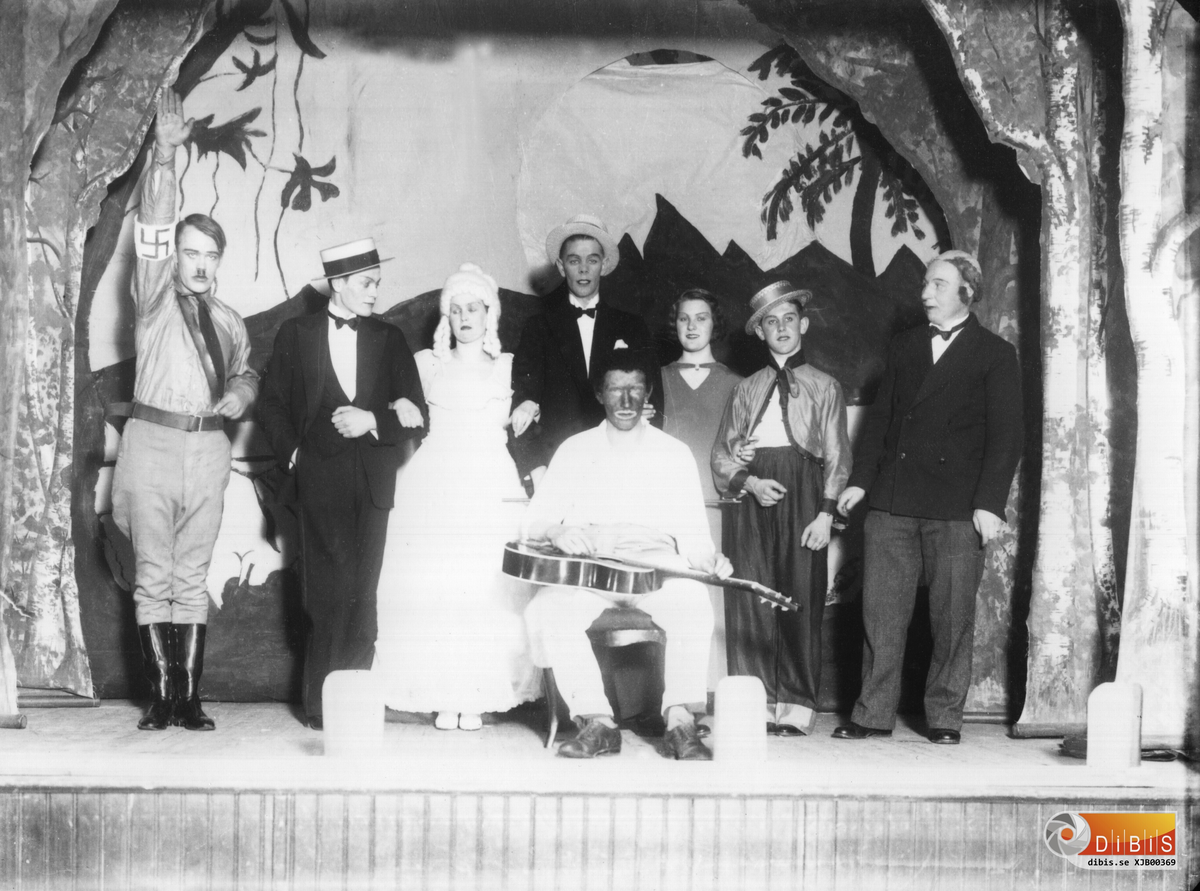 Georg Wiklanders NTO-revy i slutet på 1930-talet. Från v; Göte Bodin Bergvik, Gösta Westrin Stugsund, Ester Modin, Alvar Söderberg Bergvik, Göte Nygren, Alva Helsing, "Lill-Sven" Östberg och Ivar Östlund.