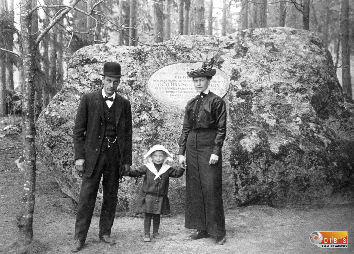 Familjen Vikor Lindblad framför minnesstenen i herrgårdsparken. Viktor var äldste sonen till rättaren Petter Lindblad.
Här med fru Maja och dottern Milred.