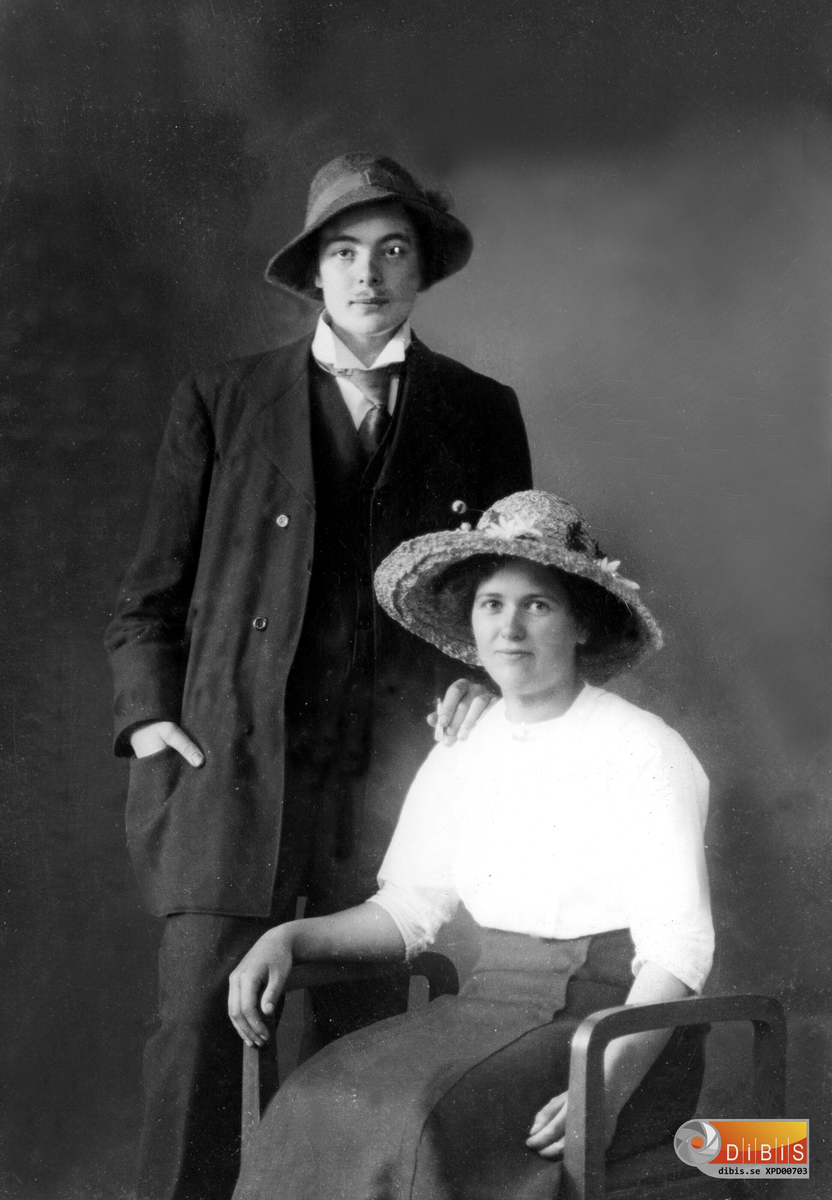 Ett "par" framför fotografens kamera. "mannen" är väldigt lik Maria Lind 1.