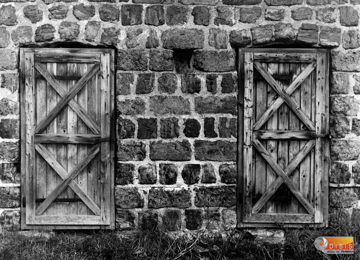 Området "Kråken" eller "Kråkslottet". Hus 522 uthus med adress Masugnsvägen 7 Söder Ljusne byggdes omkring 1875 av Sörljusnes järnverk . Användes från början till vedbod och matkällare men senare till uthus.