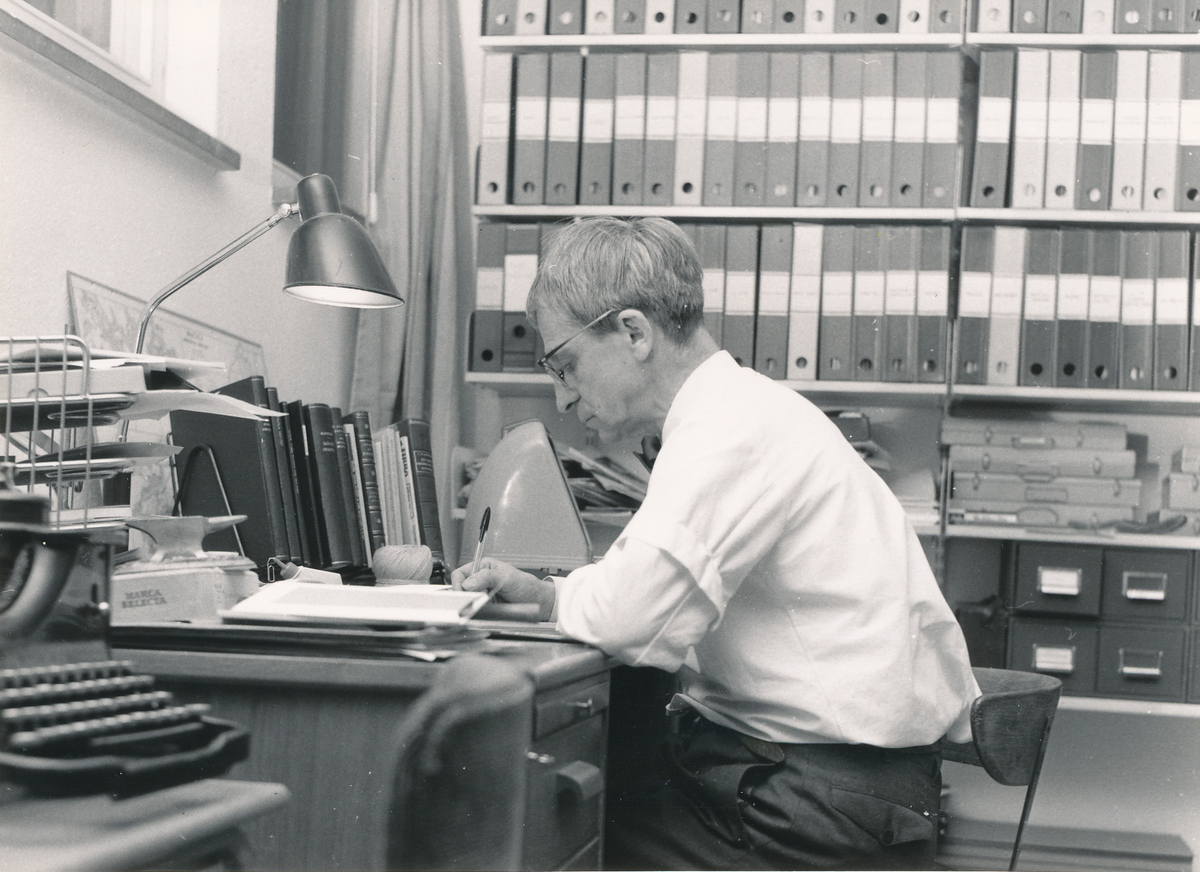 Nacka lokalhistoriska arkivs grundare Eric Ericsson i arkivet som då var på plats i Nacka Nämdhus, år 1961. 