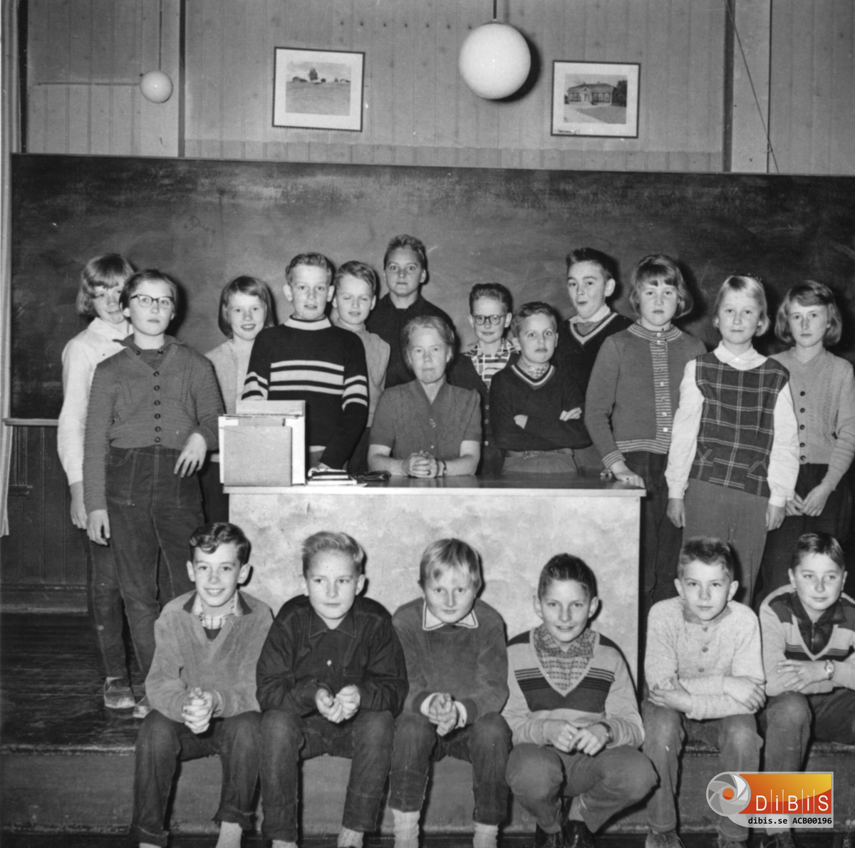 Alfta skolklass på 21an från 1950-talet. Skola bedrevs där in på 1970-talet. Övre rad fr v: ?, ?, ?, Olle Widell, ?, ?, lärare Elsa Cedergren, Tommy Carlsson, ?, Bergren, ?, ?, längst till höger: Aina Johansson från Bränderna. Sittande fr v: ?, ?, ?, Björn Olsson, ?, längst till höger: Lars-Erik Jonasson (Nygårds) Alfta