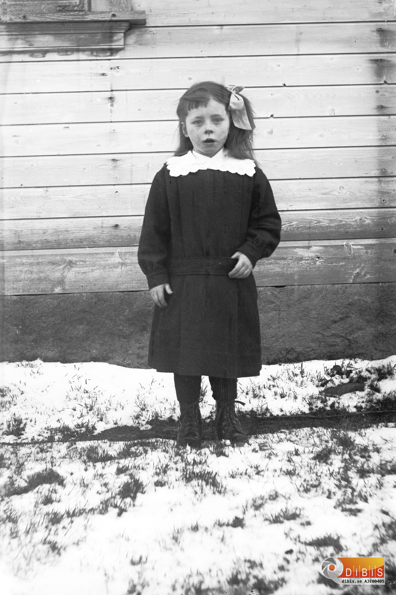 Elvira Jonsson från Röstabo. Flyttade till Bollnäs. Hon blev gammal. 2009 var hon 94 år gammal. Här fotograferad vid PerNils som var skola under några år.