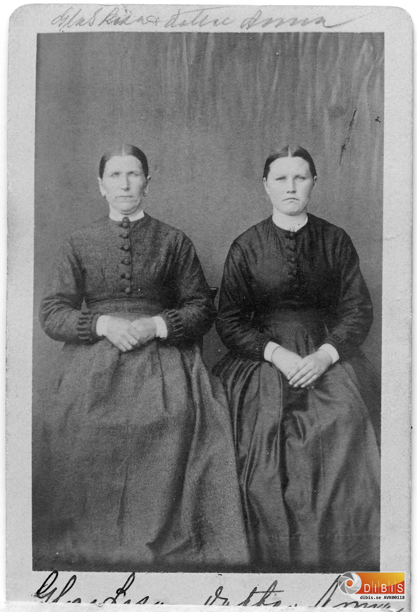 (2R66) Glads Lisa Ersdotter från Näsbyn f 26/9 1833 d 14/5 1909. Gift 20/6 1860 med Erik Persson Säll husman i Önneberg. Han kallades också för "Glasen".
Barn: u ä Anna f 13/2 1856 t h på fotot.
Erik f 17/10 1860, Jonas f 13/2 1862, Karin f 16/10 1863, Anders f 10/3 1865, Marta f 31/10 1869 d 1872, Lars f 16/11 1874.