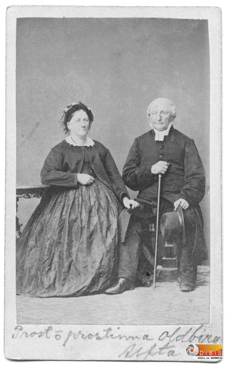 Prosten Anders Oldberg d y född 18/9 1804 i Styrnäs, Västernorrlands län. Död 21/1 1867 i Alfta av magkräfta. Son till sockenpredikanten i Styrnäs, senare prosten i Sidensjö, Västernorrlands län, Anders Oldberg och MARTA Helena Södermark. Gift 1832 med FREDRIKA Katarina Öhrströmmer, född 17/7 1808 i Alby i Karls församling.
Hon var dotter till häradsbokhållaren, senare kronofogden Lars Fredrik Öhrströmmer, kyrkoherdeson från Väddö, och Regina Fredrika Forell.
Änkan Fredrika Katarina fick 31/5 1867 två extra nådeår.
Hon avled 27/2 1883 i Alfta.