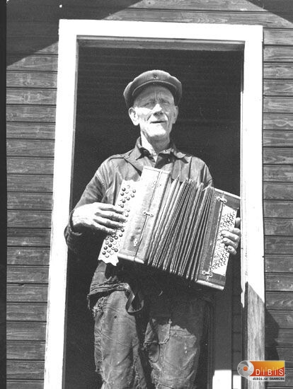 En dragspelare.
Valla-Jonke Jonas Jonsson Fullen.