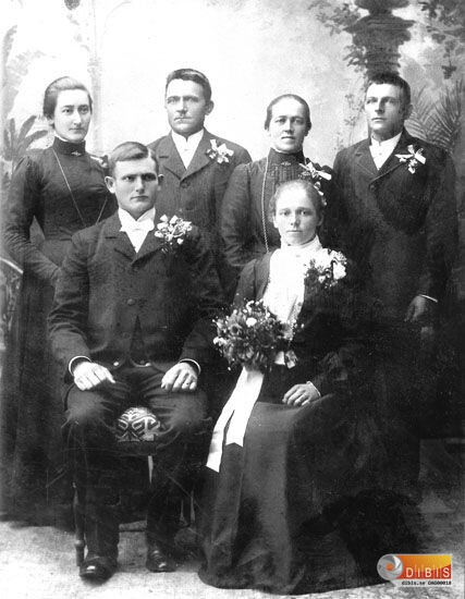 Brudpar med uppvaktning.
Brudgummen är Mattespellas-Lars Olov Persson,
tärna hans syster Maria.