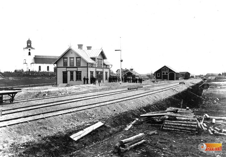 Järnvägsstationen med kyrkan i bakgrunden.