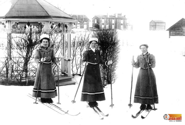 Tre okända kvinnor troligen utanför Agnes Anderssons fotoatelje. Olmårs i bakgrunden.