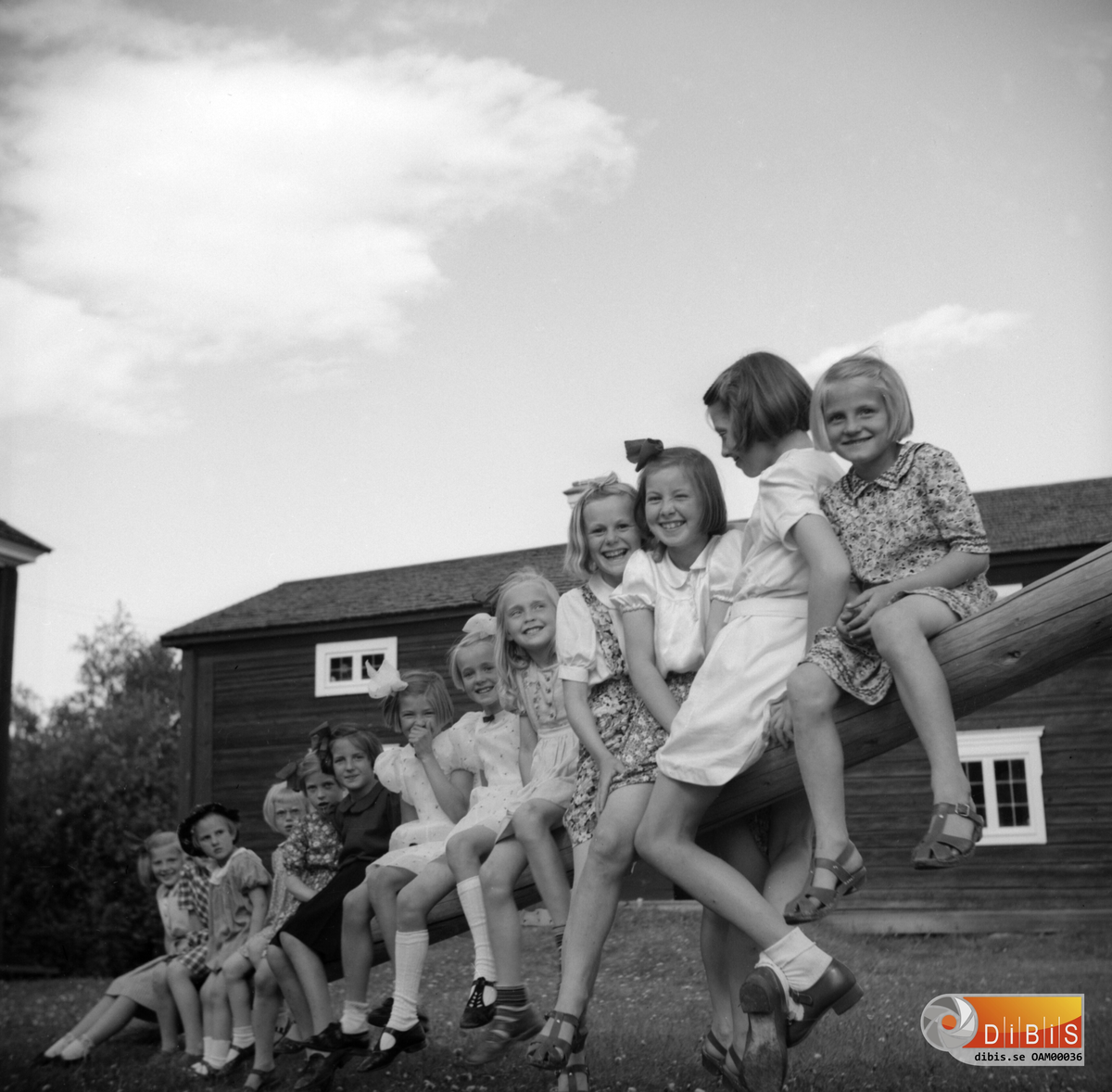 Midsommarafton på Hembygdsgården i Edsbyn.

Från vänster:
1. Kristina Malmström
2. Marta Olanders
3. Elsie-Marie Hedin-Lund
4. Maj-Britt Norell
5. Lindstrand
6. OKänd
7. Ulla-Märta Andersson
8. Anne-Marie Andersson
9. Kerstin Nilsson-Larsson
10. Lilly Berglund-Norell
11. Ingrid Nilsson
12. Ingrid Näslund
13. Törns-Edit Olsson-Callberg

Margot Olsson ?