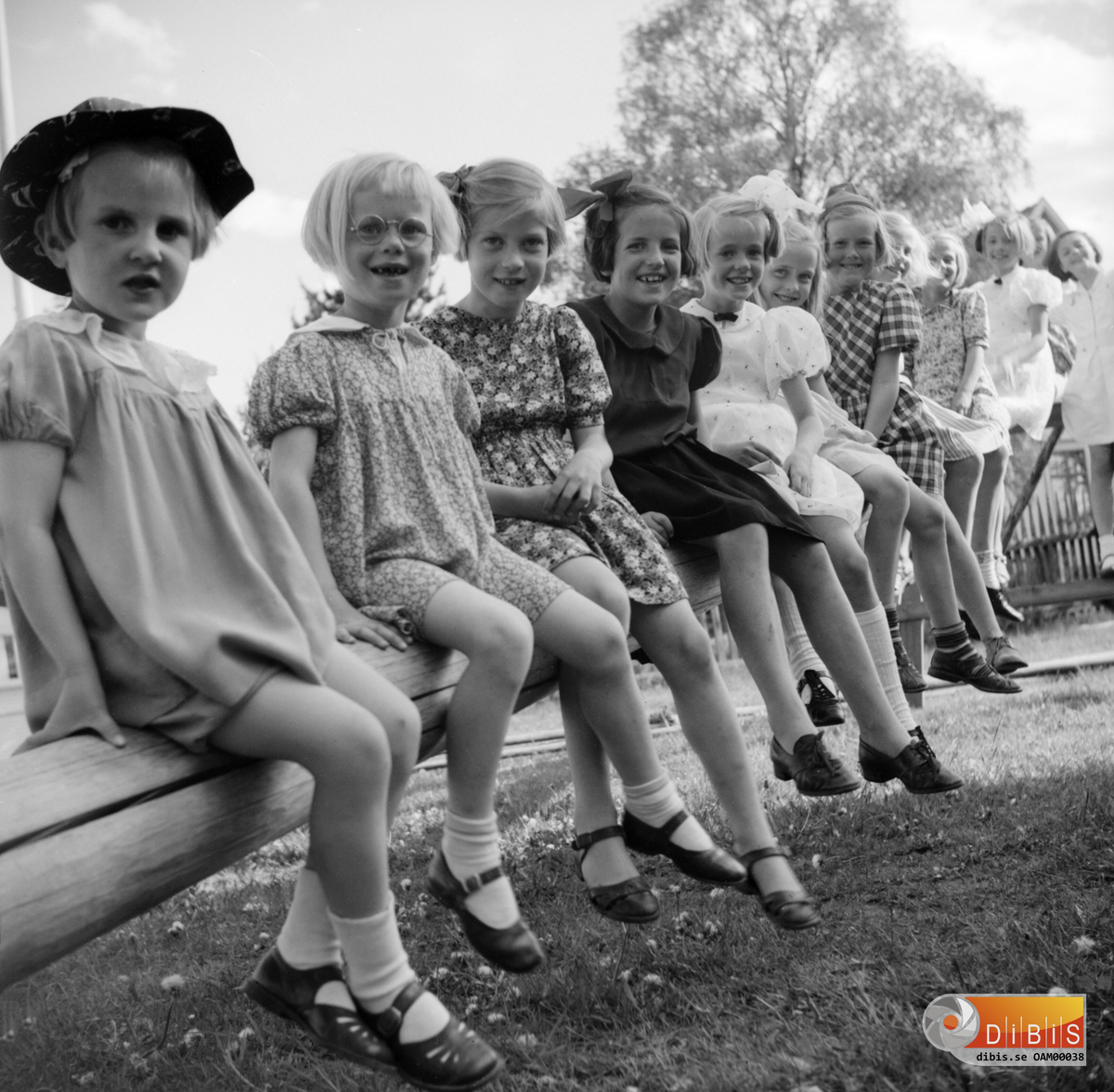 Midsommarafton på Hembygdsgården i Edsbyn.

1. Elsie-Mari Hedin
2. Majbritt Norell-Lindstrand
3. Ulla-Britt Lindstrand
4. Anne-Marie Andersson
5. Kerstin Larsson
6. Marta Olanders
7. Kristina Malmström
8. Törns-Edit Olsson
9. Ulla-Märta Andersson
10.
11. Ingrid Näslund
12.

Meta Mårtensson (Bergman) ?
Margot Olsson ?
Kerstin Nilsson ?