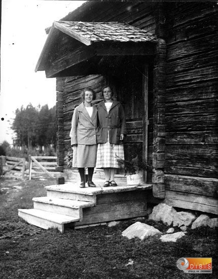 Brokvist på gammal stuga.
Katarina Jonsson-Klar och Tekla mårtensson.