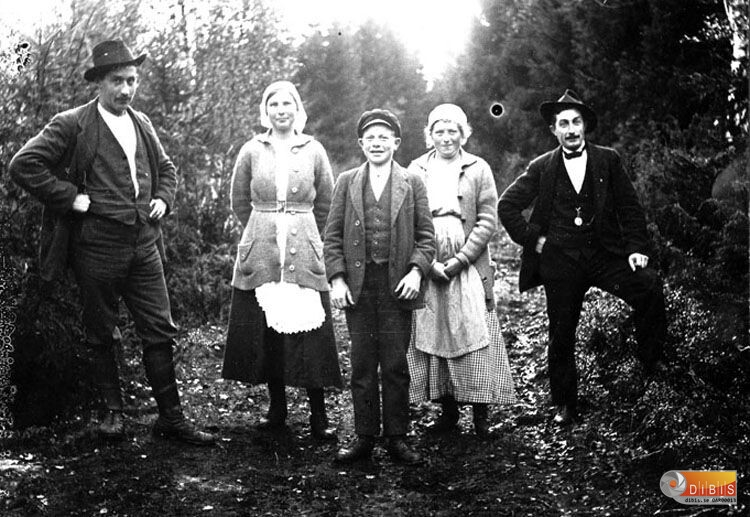 ? Lust, Rönnmyr-Beda, Halls-Edvin, Halls-Stina, ? Lust.
Alla från Knåda.