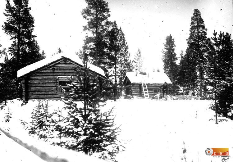 Bervikskojan mellan Åsen  och Gräsbo efter gamla vägen till Ryggesbo
Kojan är nu ombyggd

En okänd man står på gården.