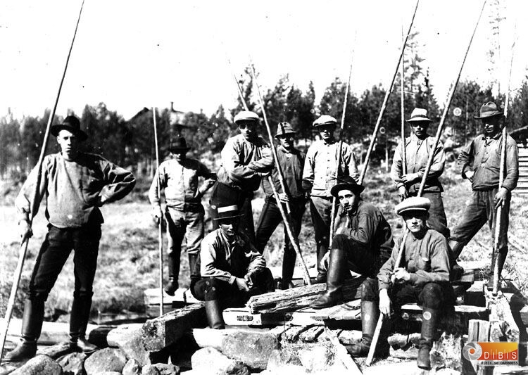 Flottarlag, tio män.
Karl Jonsson, Olof Persson, Emil Falk, Gummens-Niklas,
Mårten Persson, Grota.Jonas, Henning Persson, Bror Nilsson.