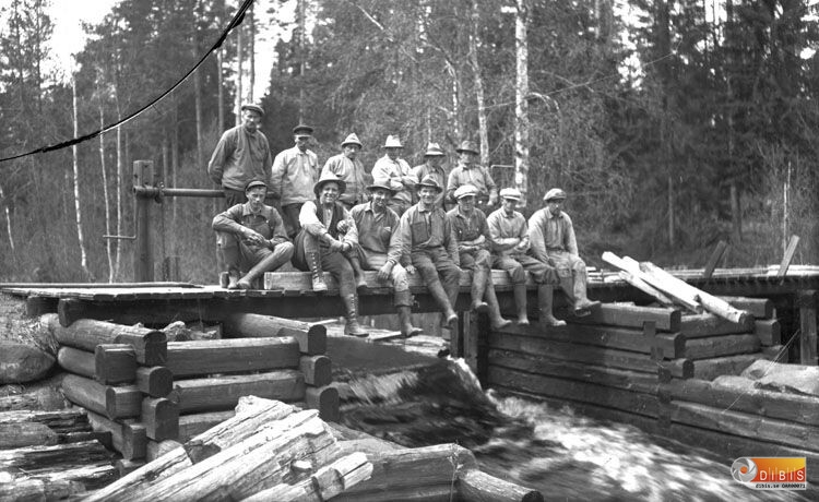 Reparation av Hallsdammen Hässjaån.
2:rad fr.v. Ropra-Per Persson, Gömmens-Erik Persson, Smens-Jonas Olsson,
Gömmens-Olle Persson, Gömmens-Mårten Persson, Grota-Jonas Jonsson,
Ropra-Herman Persson, Emil Altberg Långhed, Per Lindström, Okänd,
Erskpers-Henning Persson, Johan Lind, Gömmens-Niklas Jonsson.