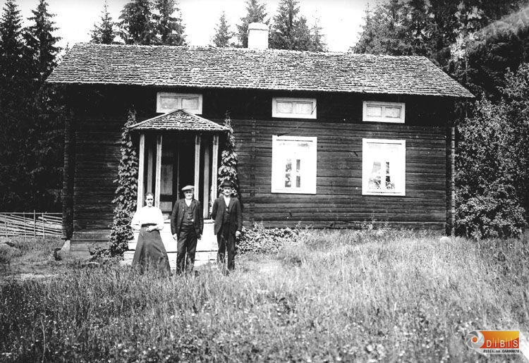 Per Englin med sina föräldrar.
Gammalt bostadshus