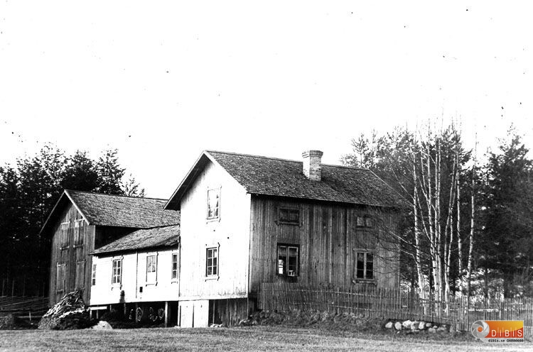 Bostadshus hopbyggt med uthus.
Fotograf Arvid Mårtenssons bostad.