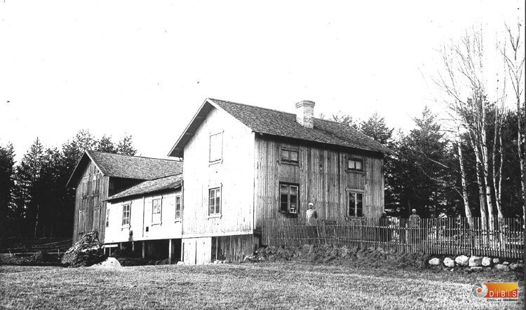 Arvid Mårtenssons bostadshus hopbyggt med uthuset.
Karin Mårtensson, Arvid och Emma Mårtensson.