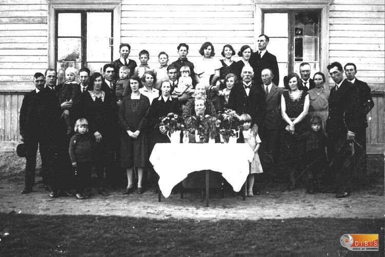 Johanna Perssons 50-års dag.
Johanna Persson.
Bakre rad. Folke, David, Gösta, Gottfrid, Märta, Hilma, Edit, Hjalmar Englund,
främre rad. Karl Palm, Henning, Eivor, Nils, Linnea, Åke Brodd, Elias, Eskil, Elsa Hellmyrs,
Edit, Tilda, Edvin, Maj-Britt Persson, Christina Mickelsson, Jenny, Gun-Britt,
Jonas, Ingrid, Karl Persson, Olga Woren, Rolf Woren, Frida,  Ruben Woren, Karl.