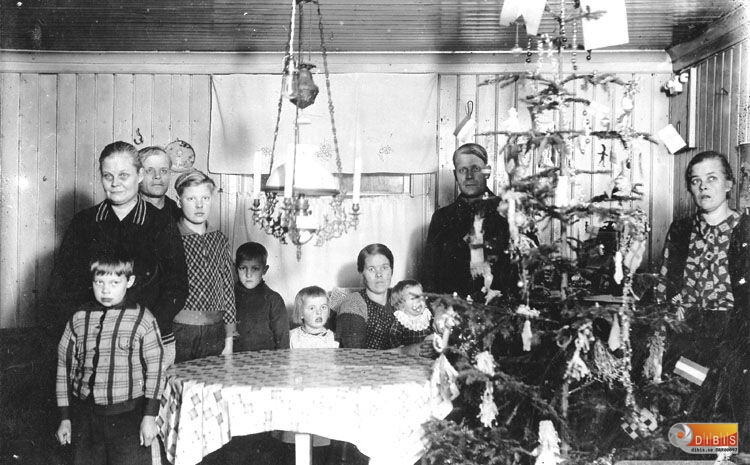 Julbild.
Fr.v. Birger, Emma, Lars, Rudolf, Enar, Elna, Elsa, Bernt, Arvid och Tekla Mårtensson.