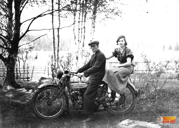 En kvinna och en man på en motorcykel Husqvarna årsm. 1929-1931.
Grota-Nils Arvid Jonsson och Grota-Ingrid Maria Jonsson.