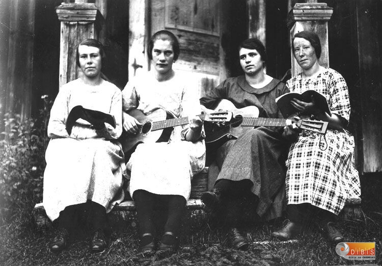 Fyra kvinnor med gitarr och sångbok.
Elsa Jonsson, Ida Skoglund, Signe och Alma Jonsson.