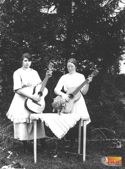 Två kvinnor med gitarr.
Signe och Alma Jonsson.