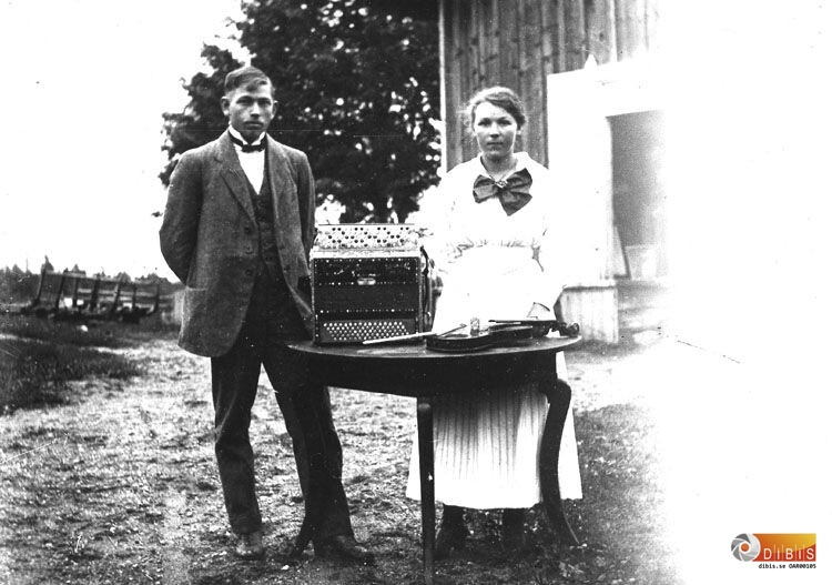 Sälgs-Gunnar??.
Kvinnan okänd.