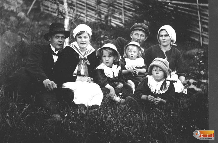 T.v. Arvid Mårtensson, okänd, Nyasa-Karin Olsson, okänd, Grota-Arvid Jonsson,
okänd, Nyasa-Betty Olsson.