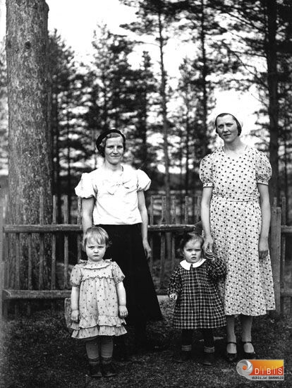 Eva lindgren med dottern Ann-Marie och Brita Jonsson med dottern Berit.